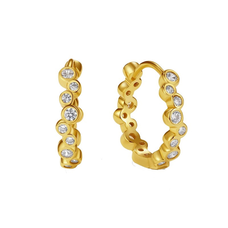 Jenny creoler i 18 karat forgyldt sølv med hvide zirkonia (17 mm) fra MerlePerle.